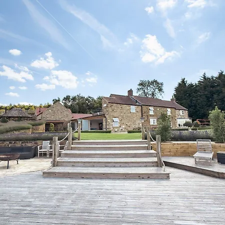Osgoodby House With Private Indoor Heated Swimming Pool And Spectacular Views Sutton (North Yorkshire)