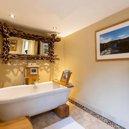 Guest house Osgoodby House With Private Indoor Heated Swimming Pool And Spectacular Views
