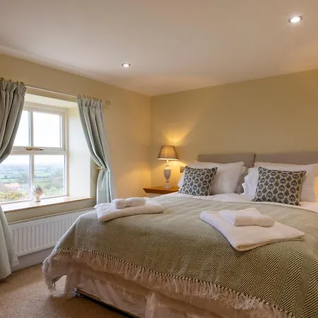 Guest house Osgoodby House With Private Indoor Heated Swimming Pool And Spectacular Views