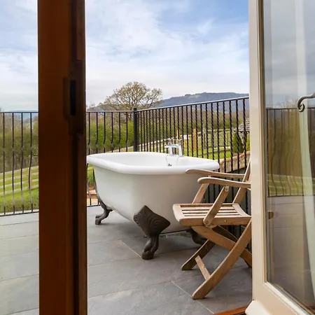 Guest house Osgoodby House With Private Indoor Heated Swimming Pool And Spectacular Views