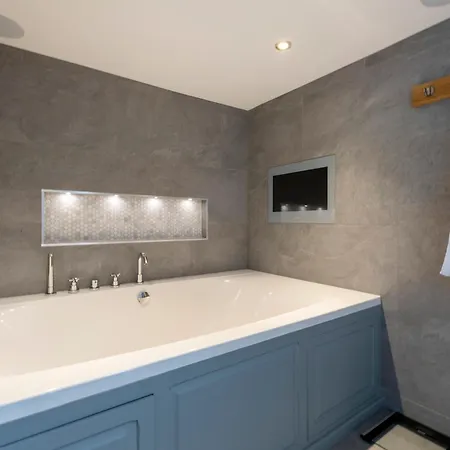 Osgoodby House With Private Indoor Heated Swimming Pool And Spectacular Views Sutton (North Yorkshire)